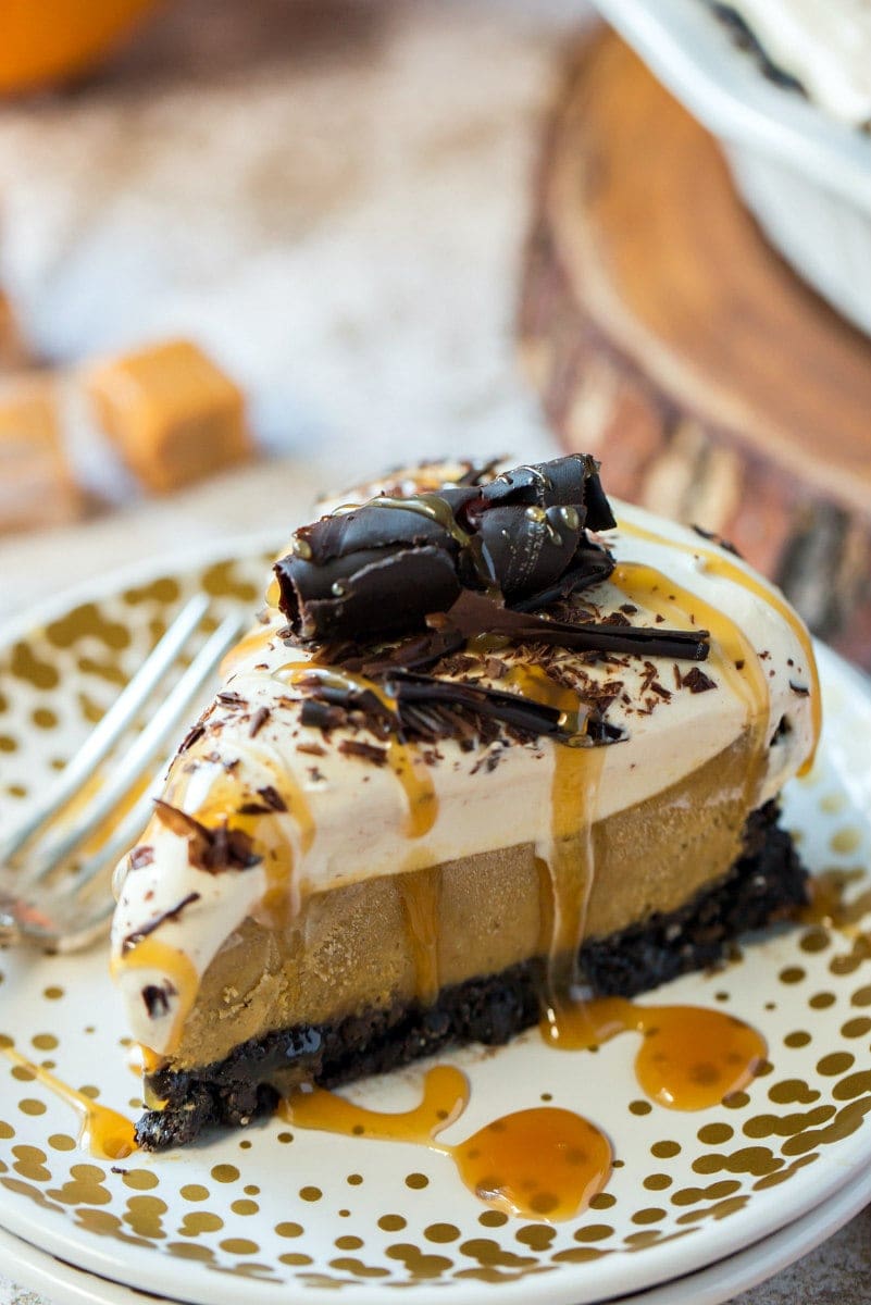 schijfje Pompoenkaramelpastei met chocoladeschaafsel