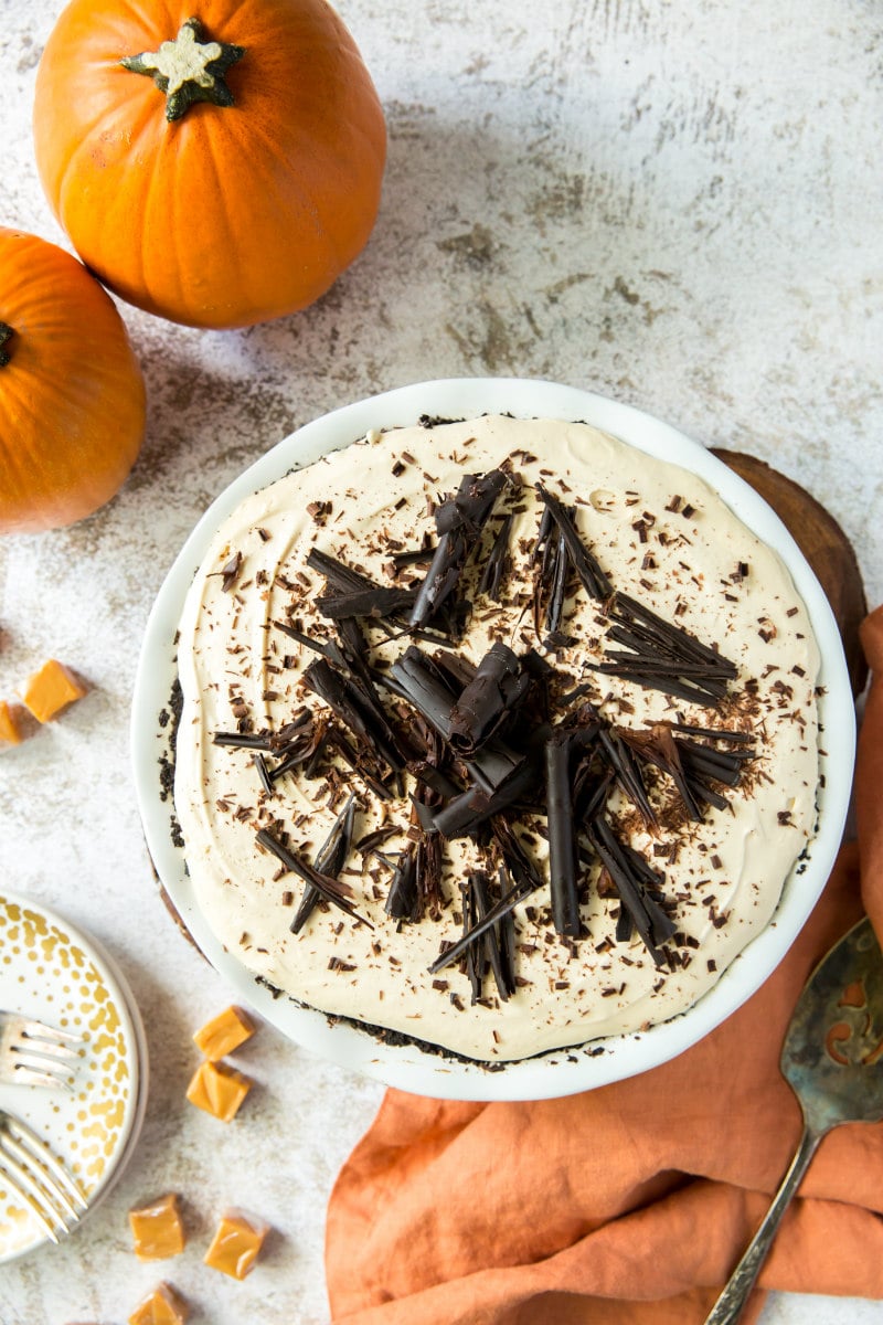 Pastel de caramelo de calabaza cubierto con virutas de chocolate