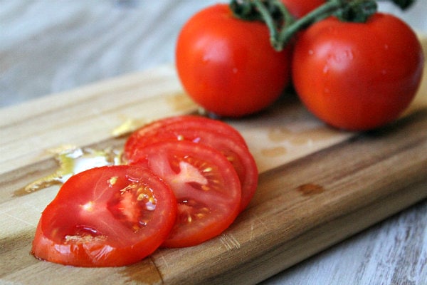 slicing tomatoes