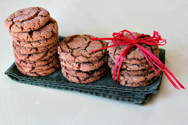 Gingersnaps in stacks on green napkin 