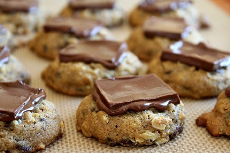 Pumpkin Oatmeal Candy Bar Cookies recipe from RecipeGirl.com #pumpkin #oatmeal #candy #candybar #chocolate #cookies #recipe #RecipeGirl pumpkin oatmeal candy bar cookies
