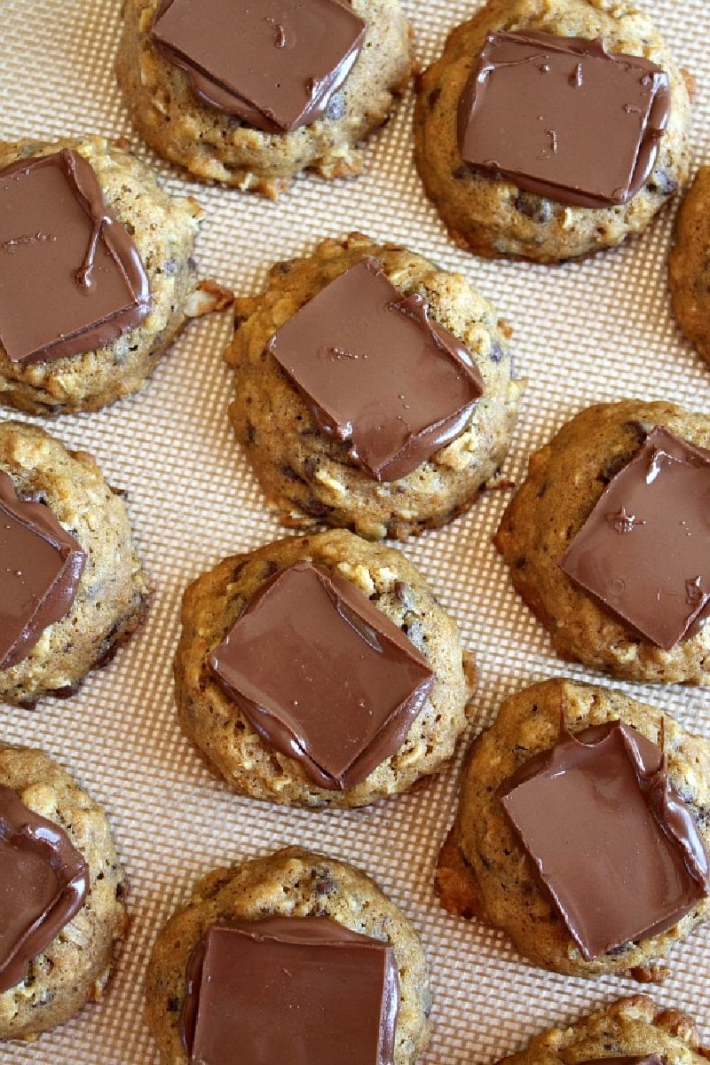 Pumpkin Oatmeal Candy Bar Cookies recipe from RecipeGirl.com #pumpkin #oatmeal #candy #candybar #chocolate #cookies #recipe #RecipeGirl pumpkin oatmeal candy bar cookies