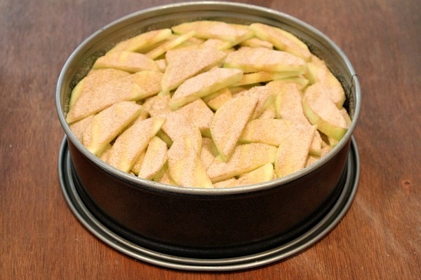 Cinnamon Apple Pie Cake recipe from RecipeGirl.com #cinnamon #apple #pie #applepie #cake #applecake #recipe #RecipeGirl Making an Apple Pie Cake