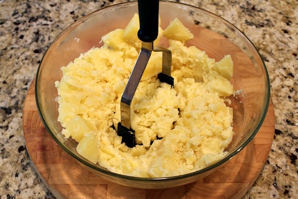 https://www.recipegirl.com/wp-content/uploads/2013/09/Perfect-Mashed-Potatoes-9.jpg