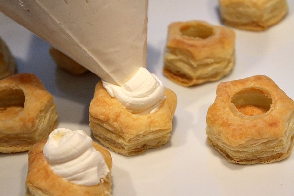 filling cream cheese in puff pastry