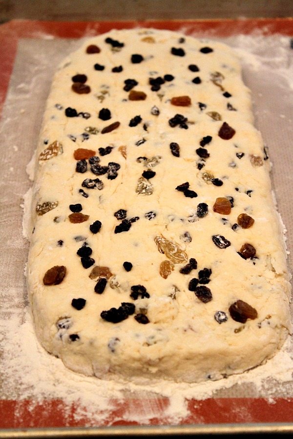 Spotted Dog Irish Soda Bread Scones recipe from RecipeGirl.com #scones #irish #irishsodabread #sodabread #stpatricksday How to Make Scones