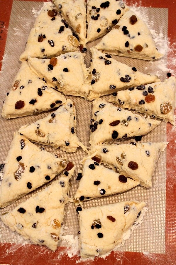 Spotted Dog Irish Soda Bread Scones recipe from RecipeGirl.com #scones #irish #irishsodabread #sodabread #stpatricksday How to Cut Scones