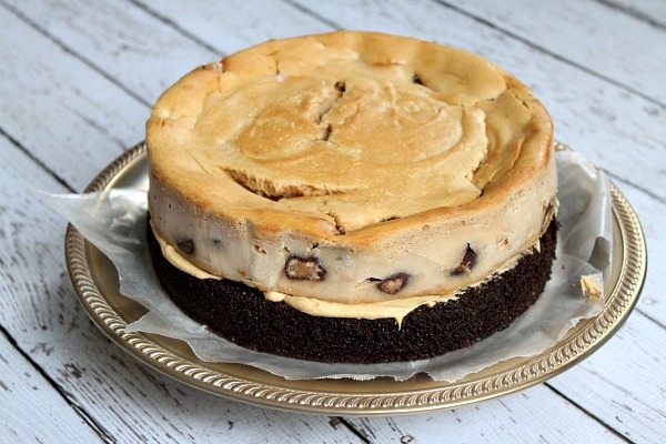 How to Make a Chocolate Peanut Butter Cup Cheesecake Cake 