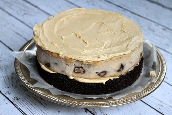 How to Make a Chocolate Peanut Butter Cup Cheesecake Cake 