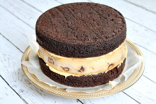 How to Make a Chocolate Peanut Butter Cup Cheesecake Cake 