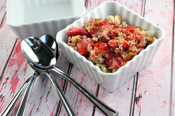 Strawberry Crisp #recipe - RecipeGirl.com