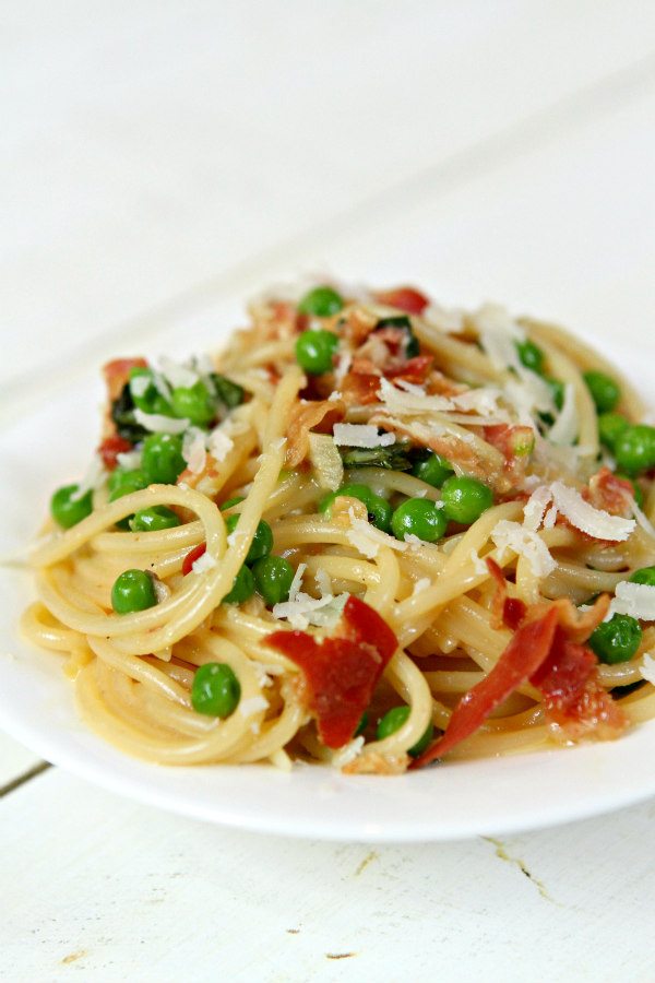 Spaghetti Carbonara on a white plate