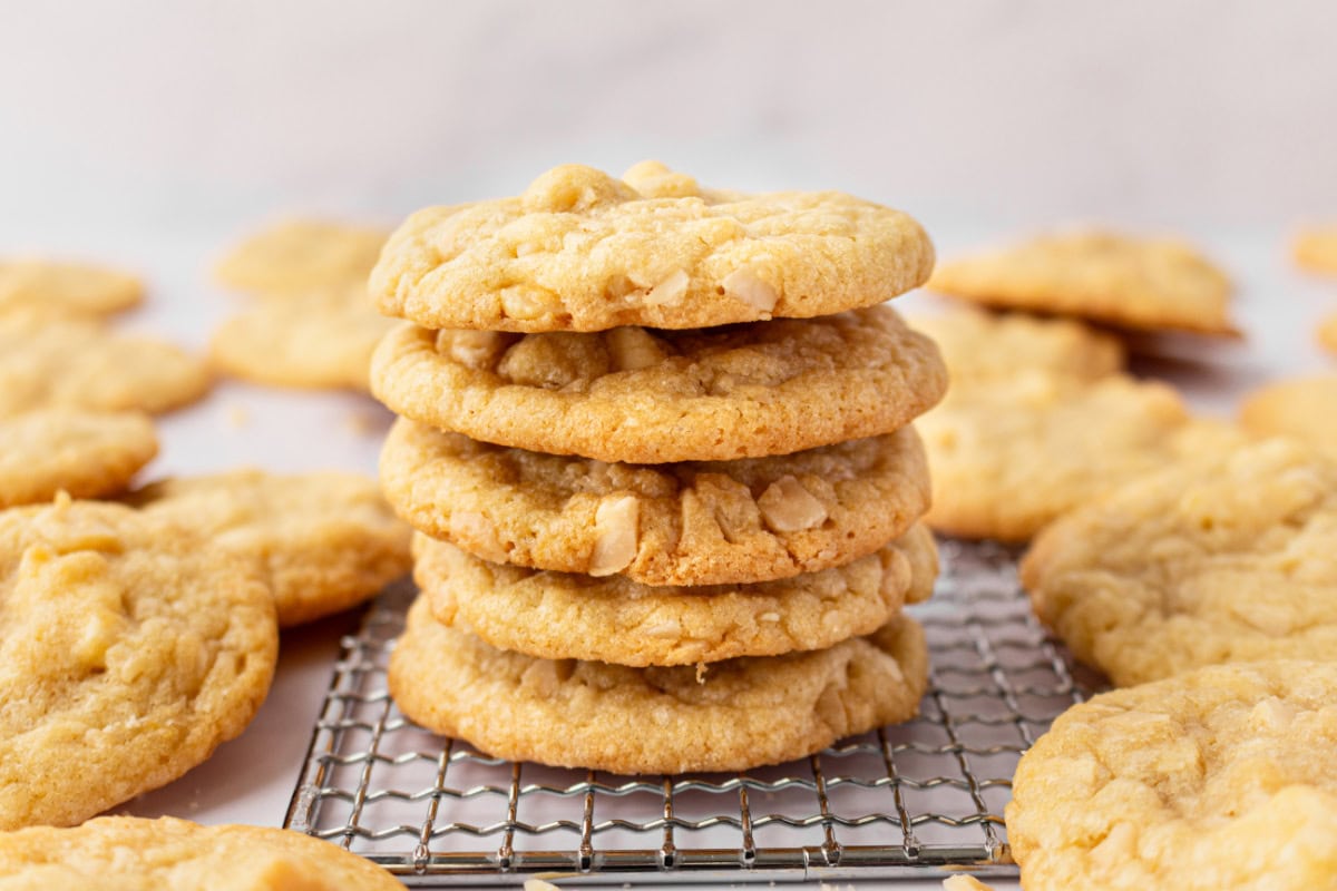 White Chocolate Macadamia Nut Cookies recipe from RecipeGirl.com : perfect classic cookie recipe made famous by Mrs. Fields! stack of five white chocolate macadamia nut cookies on a cooling rack