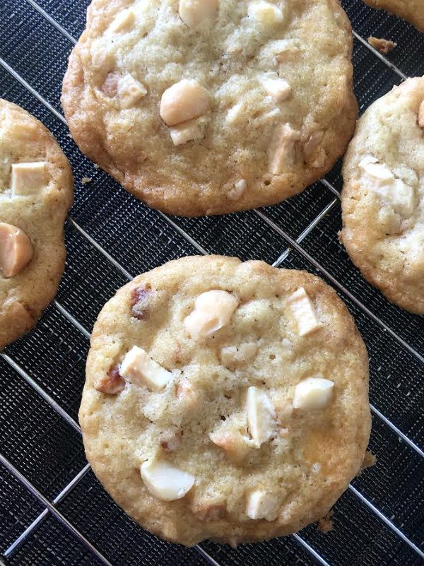 White Chocolate Macadamia Nut Cookies with Rubbermaid - Apriljwagner