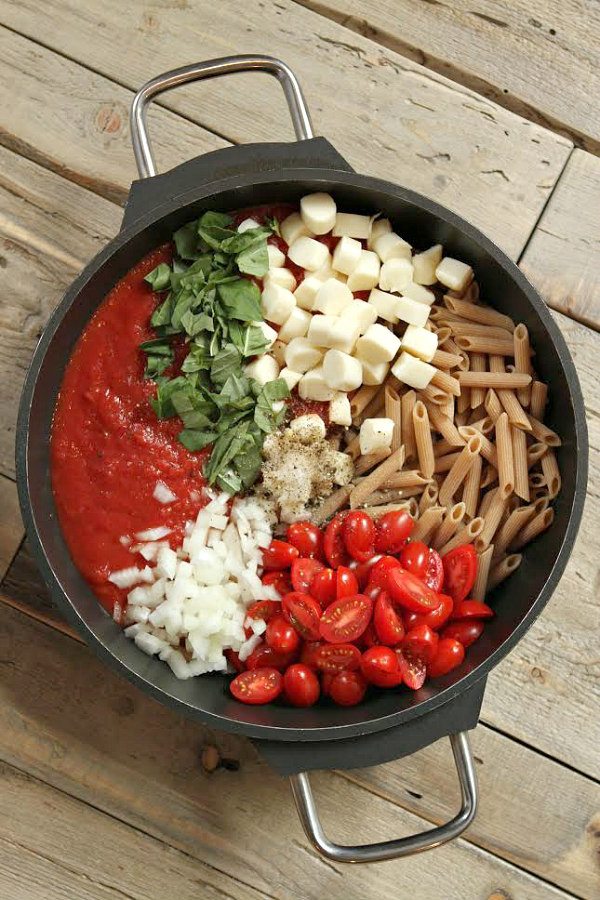 Easy One Pot Caprese Pasta Recipe