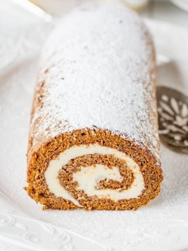 close up gingerbread roll 1200