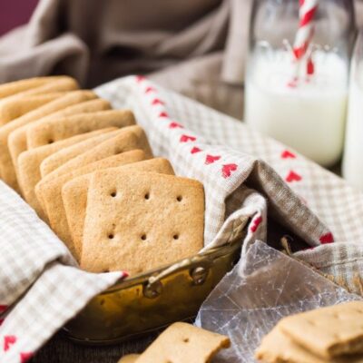 Homemade Graham Crackers by @bakingamoment