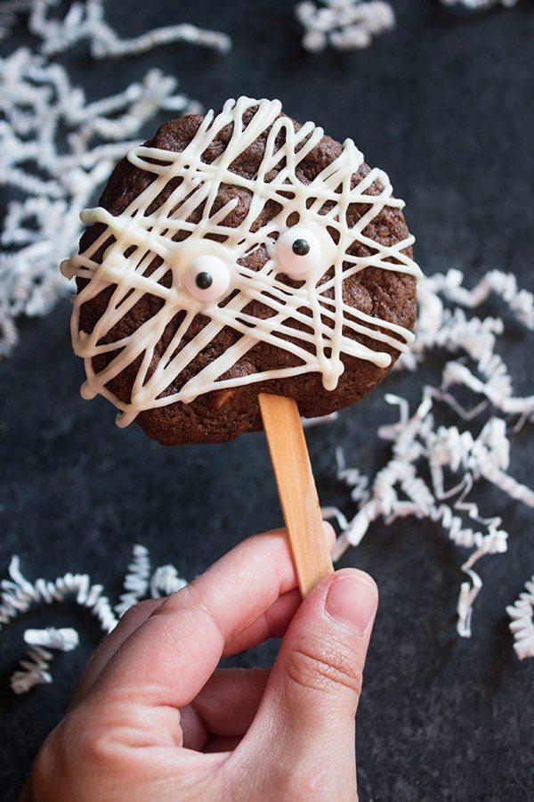 hand holding mummy cookie pop