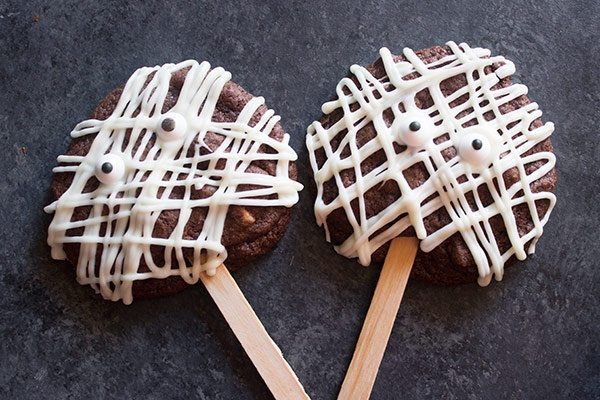 Two mummy cookie pops