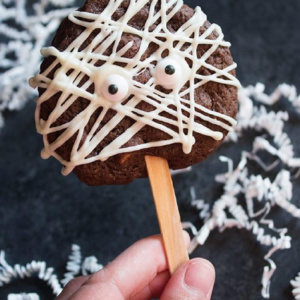 pinterest image for Mummy Cookie Pops