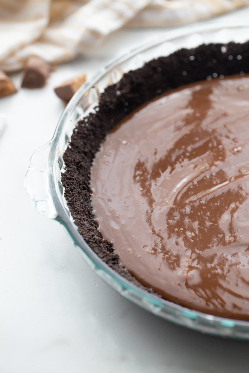 chocolate crust in pie plate with chocolate filling inside