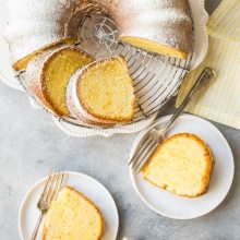 Lemon Pound Cake Bundt by @bakingamoment