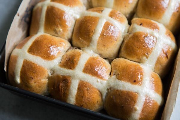 Hot Cross Buns with Raisins