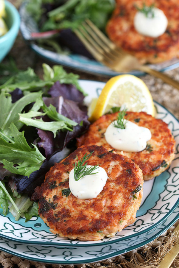 salmon cakes with lemon dill sauce