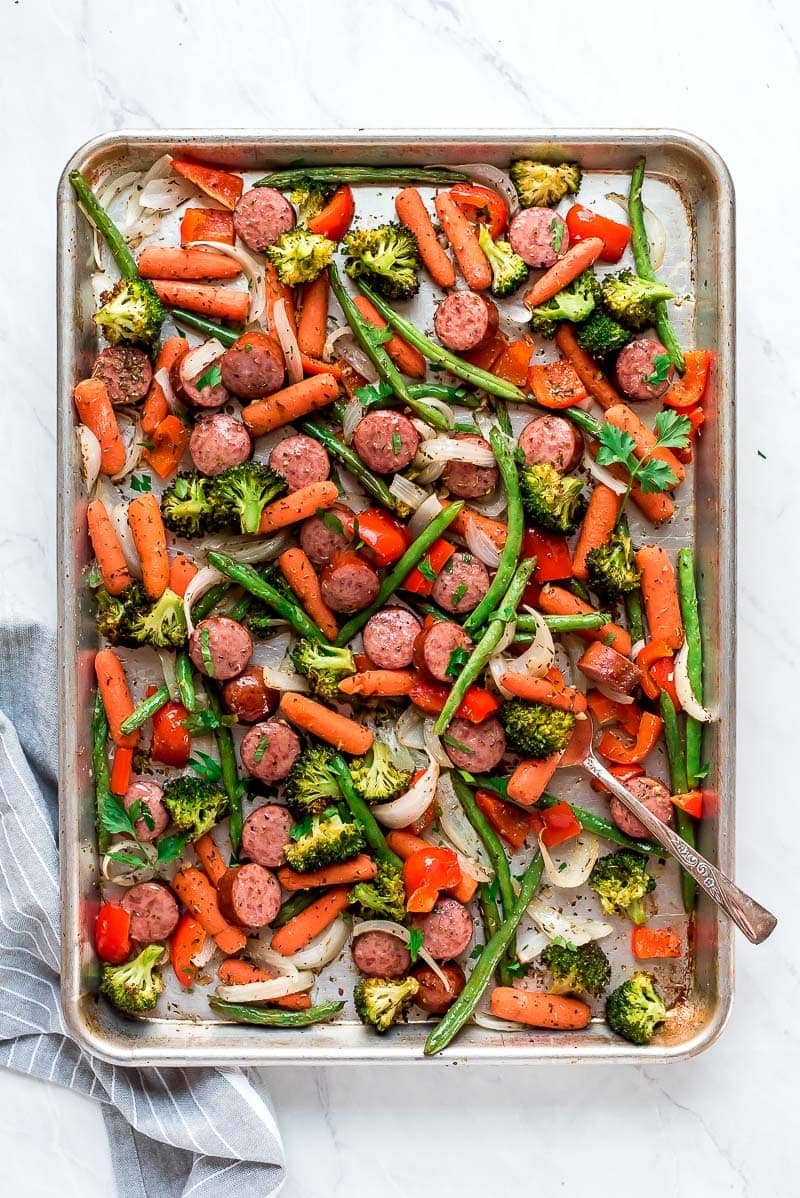 Sheet Pan Gebratenes Gemüse und Wurst