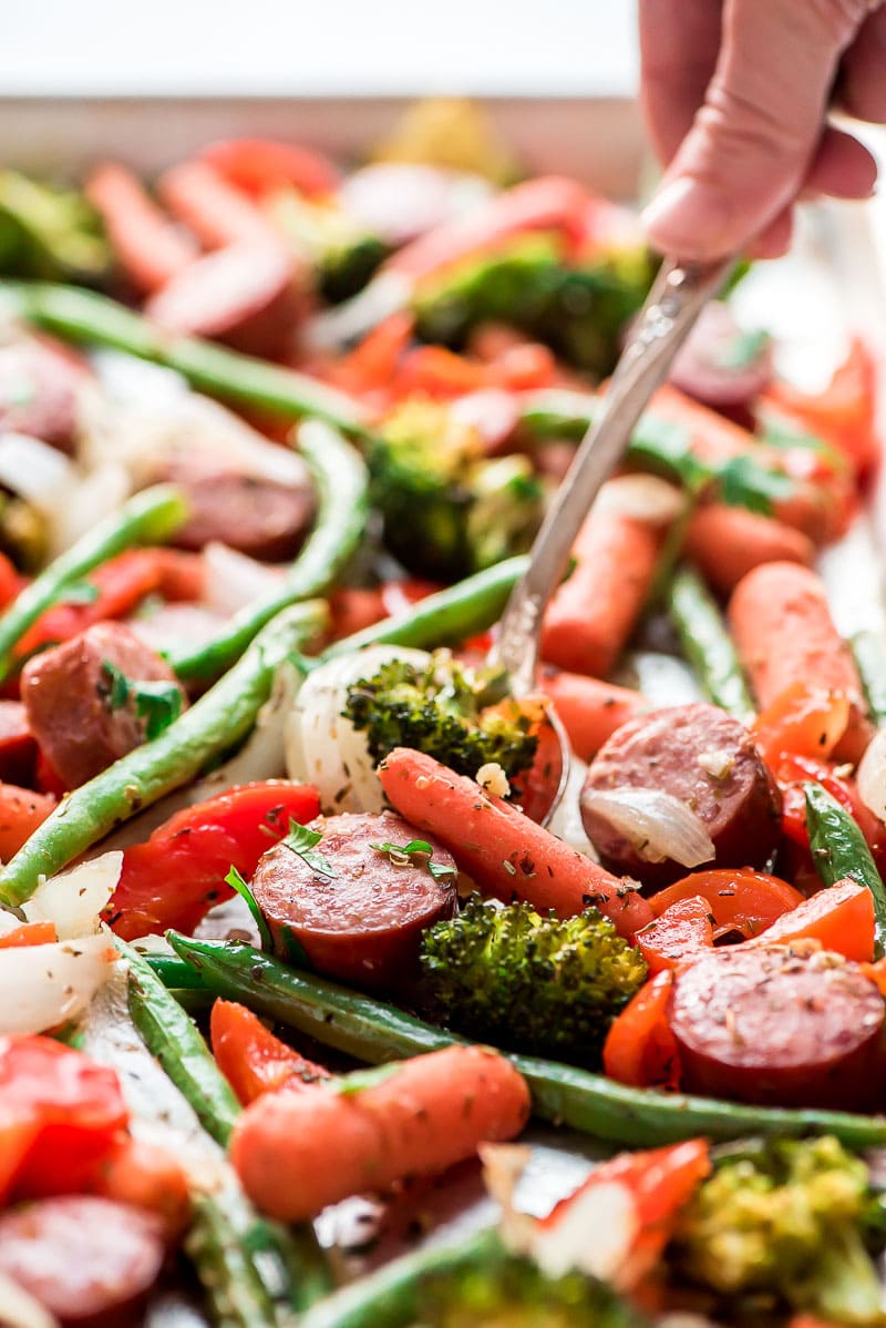 Blattpfanne Gebratenes Gemüse und Wurst
