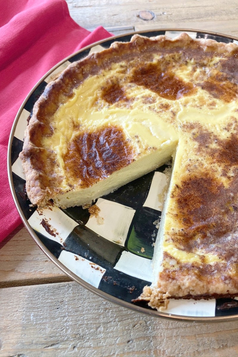 Découpe de la tarte à la crème pâtissière à l'ancienne