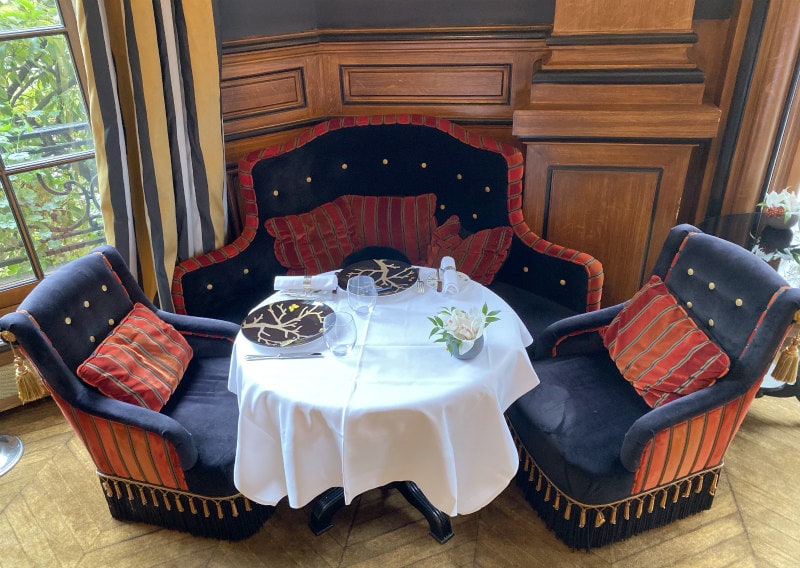 Restaurant Seating in Saint James Paris