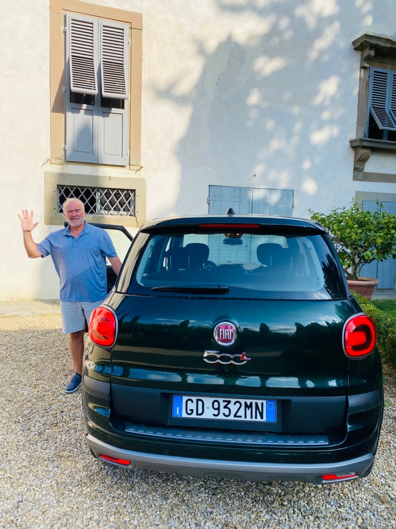 fiat in front of a villa in Italy