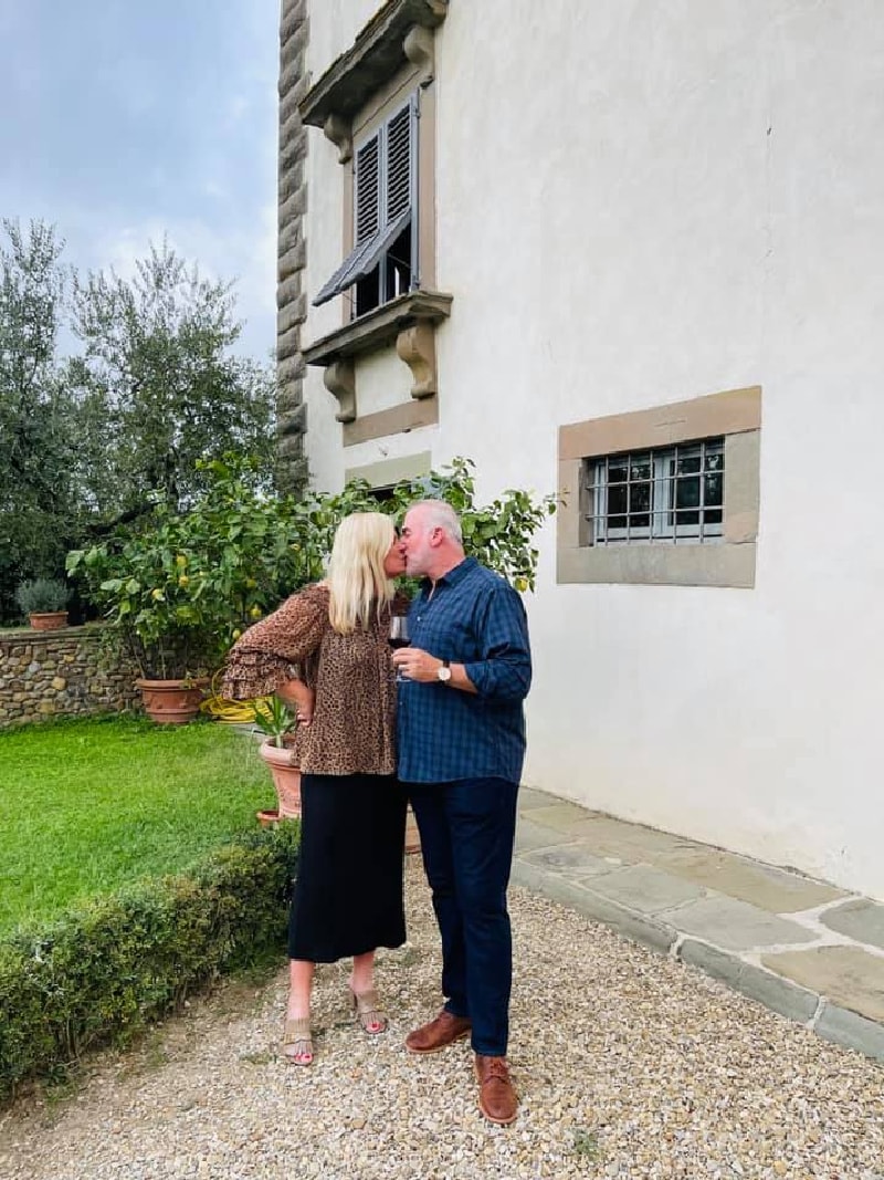 kiss in front of italian villa