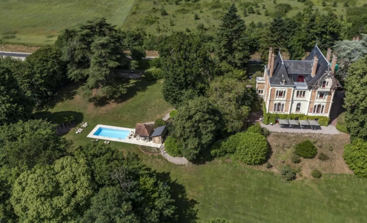 overhead shot of chateau de valcreuse