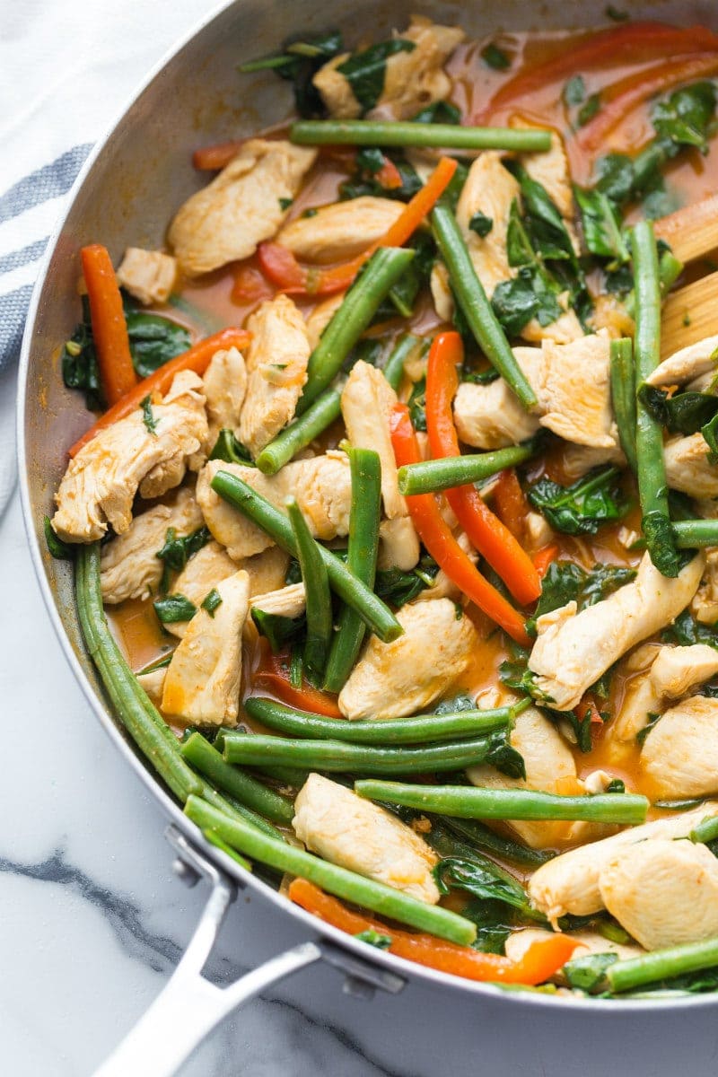 thai chicken curry in pan