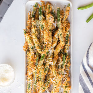 air fryer fried green beans on a serving dish