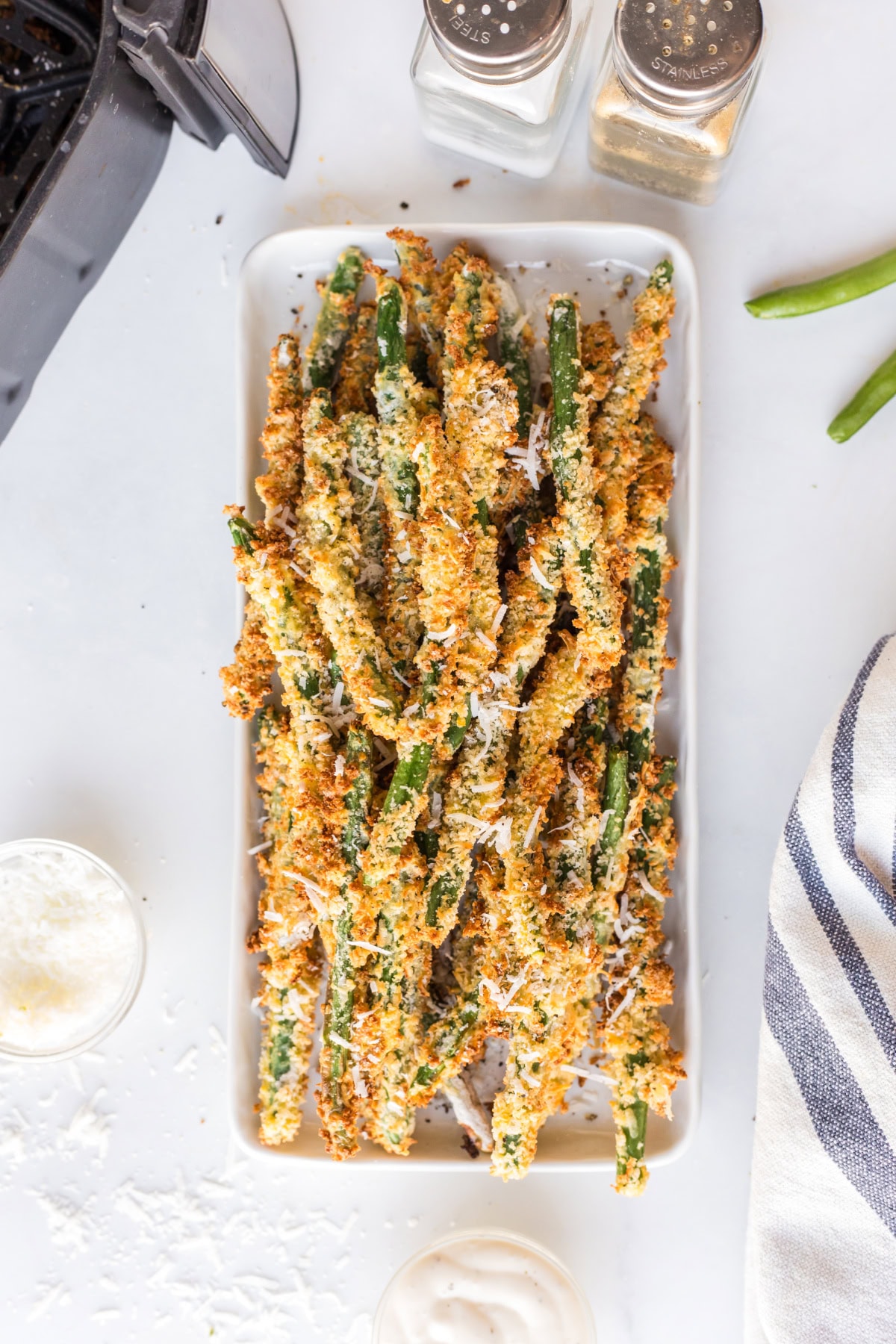 air fryer fried green beans on a serving dish