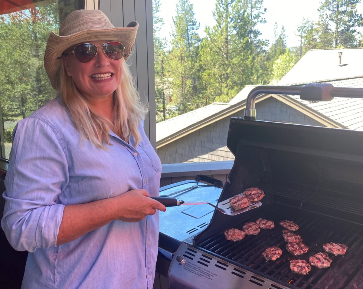 RecipeGirl grilling burgers